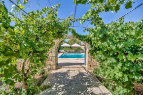 Casa Mezzodì' - Luxurious 18th C. Farmhouse with Gardens & Pool